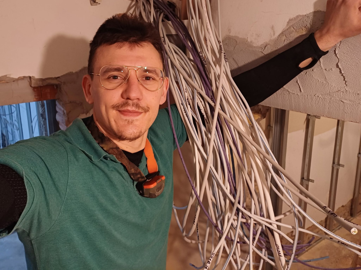 Közel 500 méter új kábel, előkészítéssel okosotthon-megoldásokhoz és kamerarendszerhez.