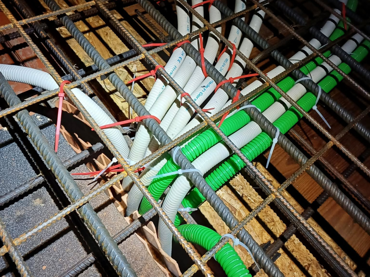 Előkészítés a betonfödémben Világítási, kamera- és mozgásérzékelő-rendszerek kiépítése, álmennyezet nélkül.